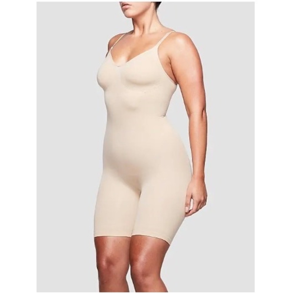 SKIMS Sculpting Bodysuit Mid Thigh Sand  S/M